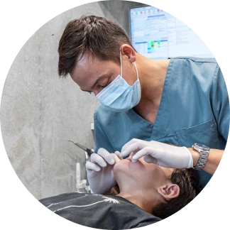 pose d'appareil orthodontique au Cabinet d'Orthodontie La Trinité Sourire, du Dr Browarski